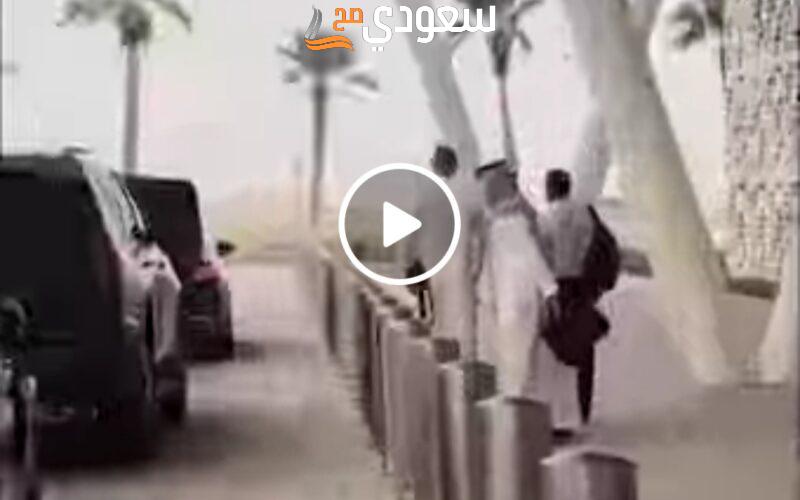 شاهد مقطع فيديو قصير لشاب سعودي يقوم بتصرف بطولي بمنتجع سياحي مثير لإعجاب ك